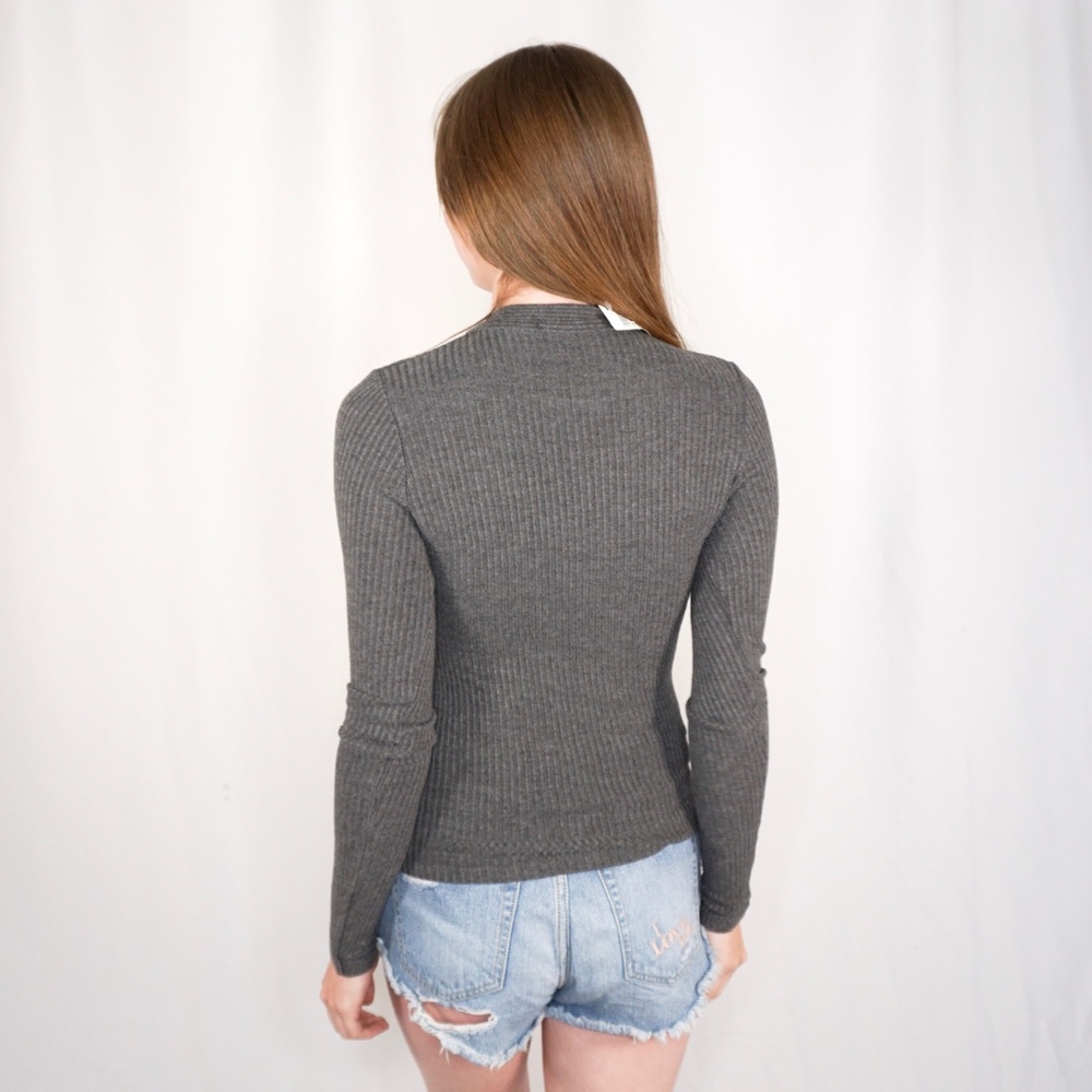 BRANDY MELVILLE Rib Gray Plunge Neck Tie Top NWT - Picture 5 of 8